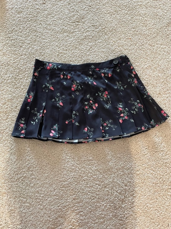 Kimchi Blue Dresses & Skirts - Kimchi Blue Black Floral Pleated Skirt